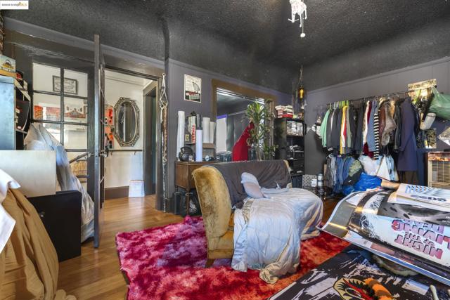 553 34Th St, Oakland CA: https://media.crmls.org/mediaz/44eef102-ecb2-492f-9823-f496bd6abd23.jpg