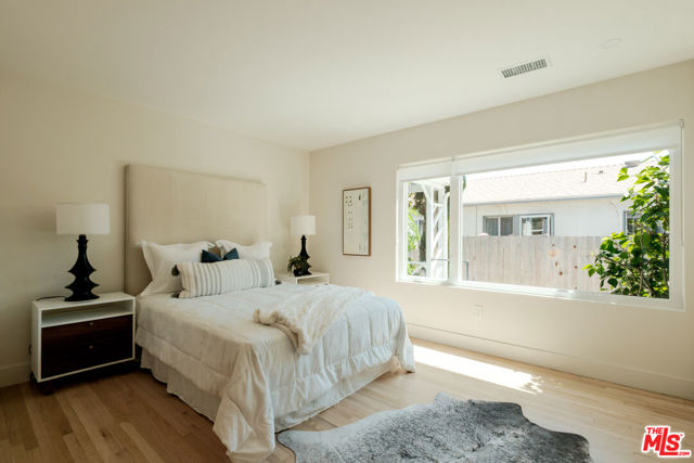 856 858 Coeur D Alene Avenue, Venice CA: https://media.crmls.org/mediaz/44ef0607-35f8-44a5-8e23-5c9909a9cae7.jpg