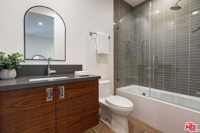 3571 Colonial Avenue, Los Angeles CA: https://media.crmls.org/mediaz/44ef3be5-dd31-468f-83e7-e85a8670162e.jpg