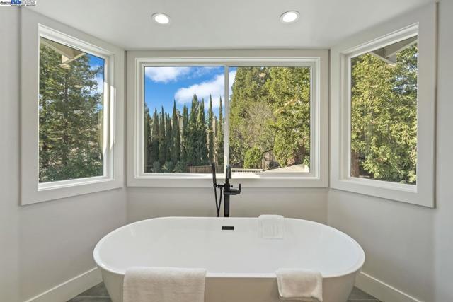 25 Mackenzie Pl, Danville CA: https://media.crmls.org/mediaz/44ef43e0-041a-448d-a2dc-535db9602c19.jpg