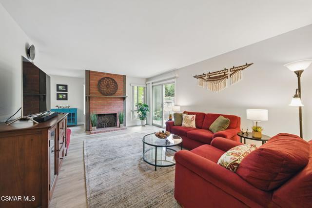 245 Oakleaf Drive, Thousand Oaks CA: https://media.crmls.org/mediaz/44ef7743-8680-4055-b702-4a07f99a80af.jpg