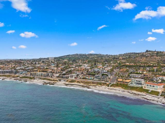 503 Rosemont St, La Jolla CA: https://media.crmls.org/mediaz/44f0e3b5-5e66-4e96-81b5-65f2641991dc.jpg
