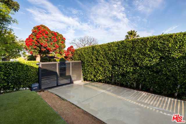 5319 West Boulevard, Los Angeles CA: https://media.crmls.org/mediaz/44f0ecb3-f192-4e56-85ac-2507df1884fa.jpg
