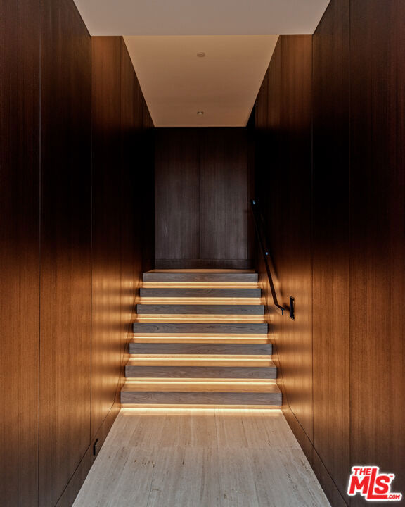 1305 Collingwood Place, Los Angeles CA: https://media.crmls.org/mediaz/44f22e3d-c4a3-49ae-8658-d47583c52f8c.jpg