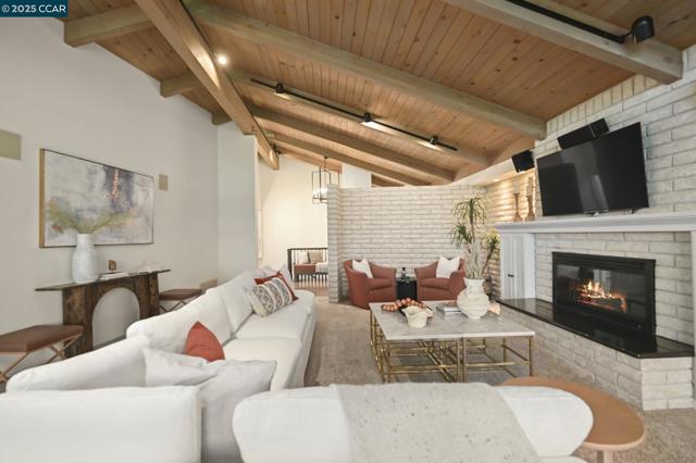 554 Golf Club Road, Pleasant Hill CA: https://media.crmls.org/mediaz/44f23344-acd7-48d8-b54b-e67647128cd9.jpg