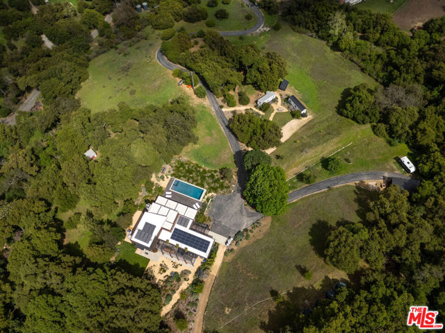 22575 Monte Vista Drive, Topanga CA: https://media.crmls.org/mediaz/44f23f25-da54-4ef5-b37b-bbbc1fc35213.jpg