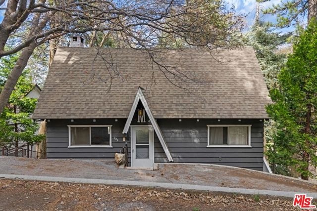 286 S Fairway Drive, Lake Arrowhead CA: https://media.crmls.org/mediaz/44f2ca43-e2b2-4ab0-b444-0f5a2739ad60.jpg