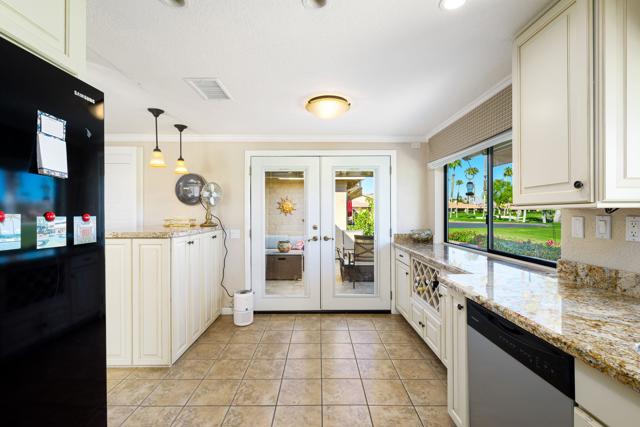36 Maximo Way, Palm Desert CA: https://media.crmls.org/mediaz/44f38379-7a18-4021-a920-7649674a330f.jpg