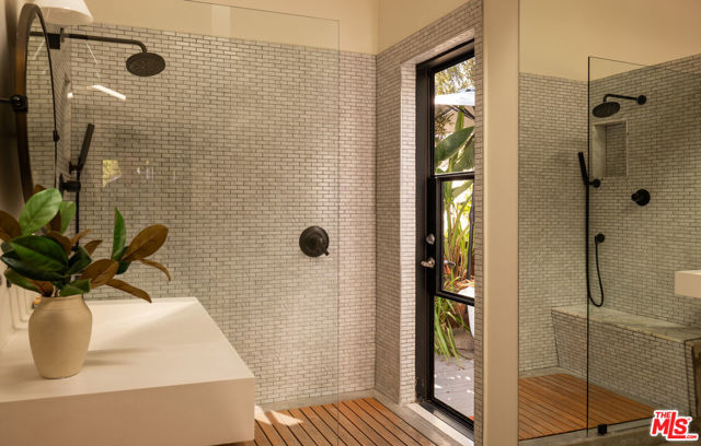 28036 Sea Lane Drive, Malibu CA: https://media.crmls.org/mediaz/44f3e696-2676-41c1-a7a3-e82224aebfea.jpg