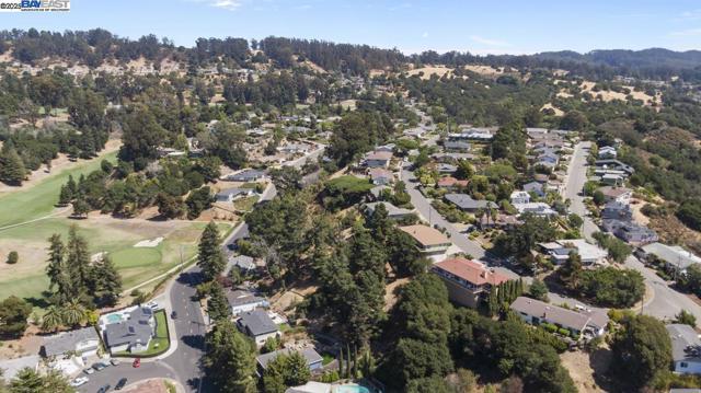 10336 Greenview Dr, Oakland CA: https://media.crmls.org/mediaz/44f44fec-14e3-4a1d-93f2-88bc22b937fa.jpg