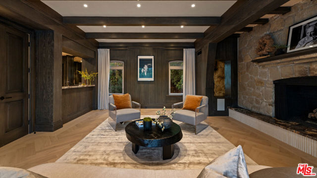 901 N Whittier Drive, Beverly Hills CA: https://media.crmls.org/mediaz/44f47258-c026-46fc-ae12-4af8e2b456d0.jpg