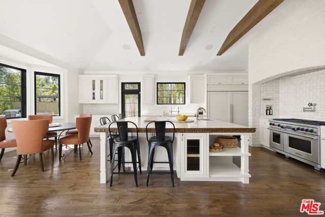 2325 Duxbury Circle, Los Angeles CA: https://media.crmls.org/mediaz/44f51b6b-95fd-4eb6-8fb7-f6abd3ff9612.jpg