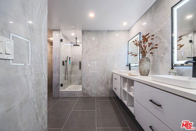 133 S Oakhurst Drive, Beverly Hills CA: https://media.crmls.org/mediaz/44f548e2-5f9f-4af3-b1e1-79b5c3beb24f.jpg