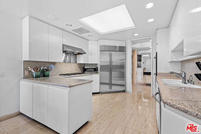 10490 Wilshire Boulevard, Los Angeles CA: https://media.crmls.org/mediaz/44f55969-abe3-4276-a7c1-bd52726a3ab4.jpg