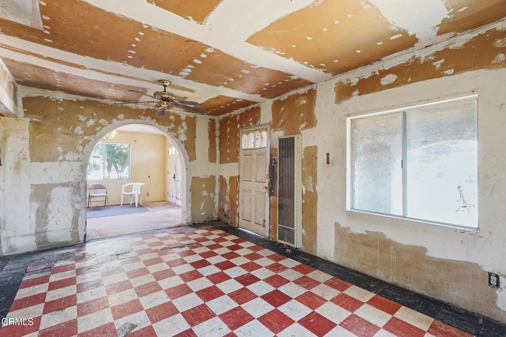 https://media.crmls.org/mediaz/44f55e3f-0615-4c38-9db6-10121deecab6.jpg?preset=X-Large