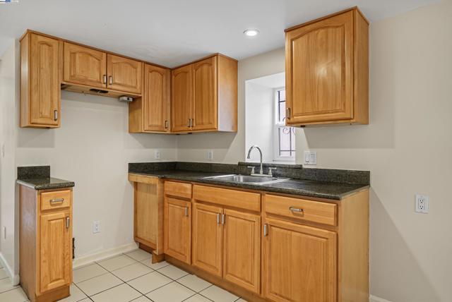 931 E 23Rd St, Oakland CA: https://media.crmls.org/mediaz/44f56713-9c4a-4a50-be6e-9411a8bebab9.jpg
