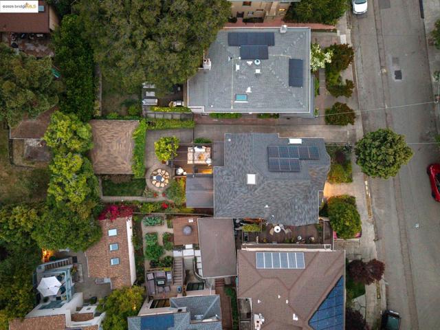 5920 Ivanhoe Rd, Oakland CA: https://media.crmls.org/mediaz/44f80754-252b-4220-b238-28975b27788a.jpg