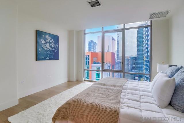 425 W W Beech St, San Diego CA: https://media.crmls.org/mediaz/44f96de2-df09-4e83-8e34-69b9e53029d3.jpg