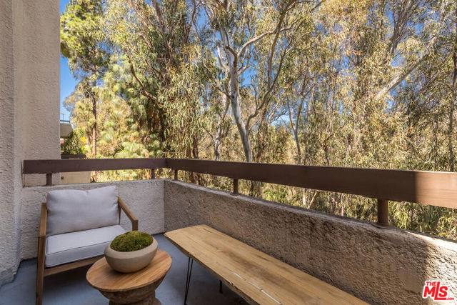 410 S Barrington Avenue, Los Angeles CA: https://media.crmls.org/mediaz/44f995c9-affd-4d9e-9ad0-7d10d9910cec.jpg