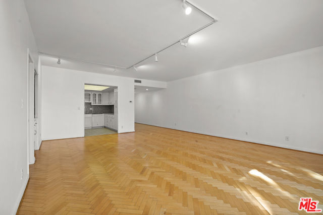 321 S San Vicente Boulevard, Los Angeles CA: https://media.crmls.org/mediaz/44fa0a93-19de-4fa9-9ad8-b7eeb74f0cb8.jpg