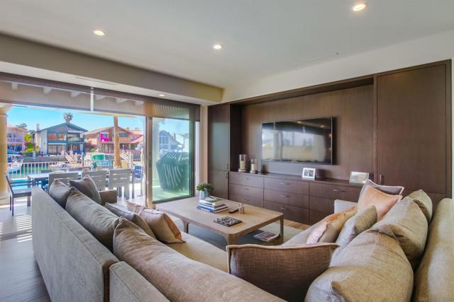 8 Buccaneer Way, Coronado CA: https://media.crmls.org/mediaz/44fb207a-e0b1-4dd3-8959-28bb7eb06303.jpg