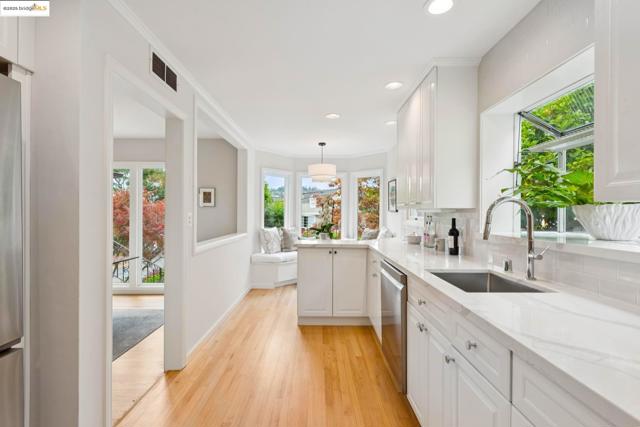 2250 Bywood Dr, Oakland CA: https://media.crmls.org/mediaz/44fbaf64-a1f2-4958-9a46-6cee473bd489.jpg