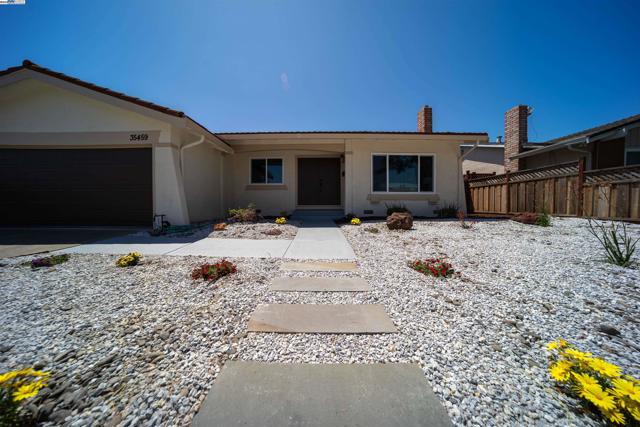 35459 Galen Pl, Fremont CA: https://media.crmls.org/mediaz/44fbb266-fba1-4c99-be53-5b94e4f196b2.jpg