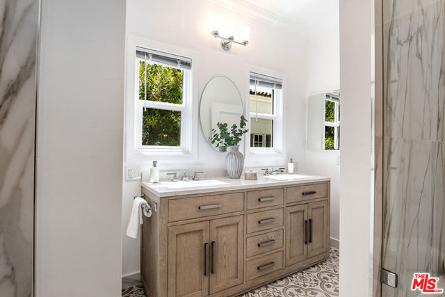 336 N Orange Drive, Los Angeles CA: https://media.crmls.org/mediaz/44fc4ee0-66f9-4201-a5e2-8ec1d27e908d.jpg