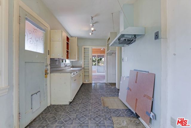 2461 McCready Avenue, Los Angeles CA: https://media.crmls.org/mediaz/44fccf27-2504-4f75-897b-b785e3da7fe4.jpg