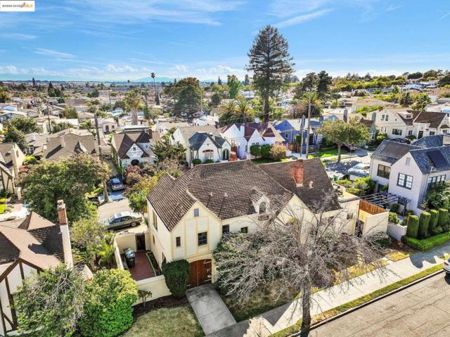 5605 Picardy Dr, Oakland CA: https://media.crmls.org/mediaz/44fd3360-5ab5-4e61-930c-ae5484fcb558.jpg
