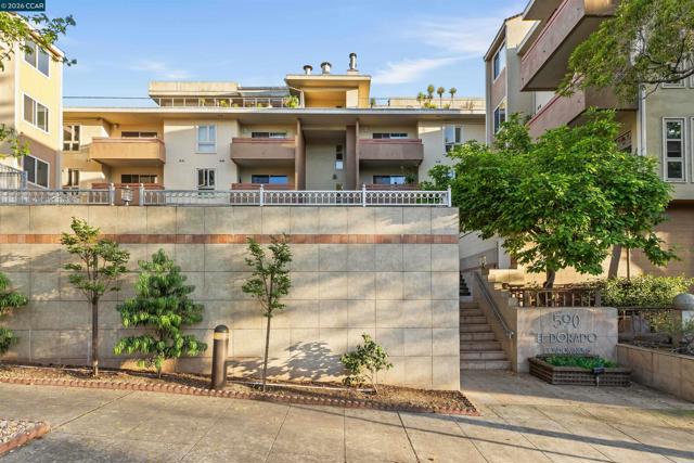 590 El Dorado Ave, Oakland CA: https://media.crmls.org/mediaz/44fd5335-5122-482b-9c8b-2f6660f72f4b.jpg