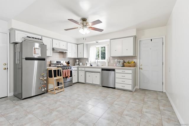 1654 LINWOOD ST, San Diego CA: https://media.crmls.org/mediaz/44fd8071-5517-4b4e-a857-11526399531a.jpg