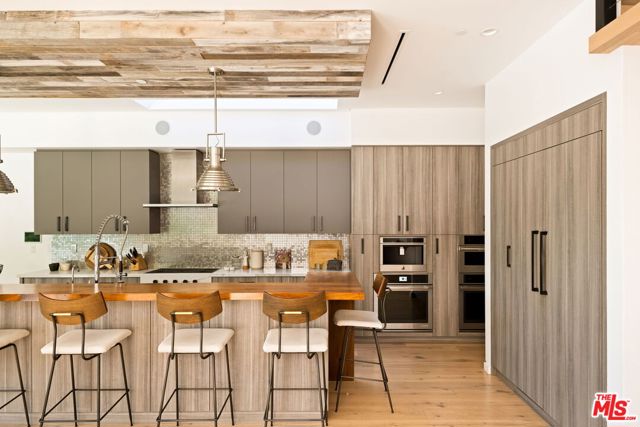 425 N Alfred Street, Los Angeles CA: https://media.crmls.org/mediaz/44feb12e-2e7c-4e03-828b-16090b03aa15.jpg