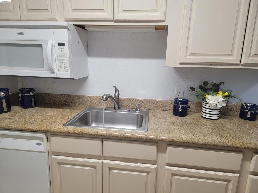 1267 Lakeview Cir