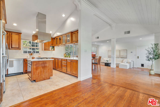 6001 Oakdale Avenue, Woodland Hills CA: https://media.crmls.org/mediaz/44ffeb84-98b7-4ceb-949a-8abd07c22e33.jpg