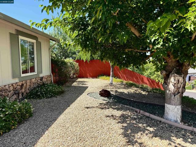 2139 Chestnut Dr, Pittsburg CA: https://media.crmls.org/mediaz/450256db-5260-42dc-9682-dc586cbe34c2.jpg