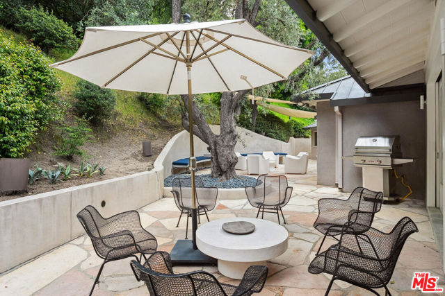 3818 Hollyline Avenue, Sherman Oaks CA: https://media.crmls.org/mediaz/4503c804-d316-4bae-90b9-fcbe2a68f6d1.jpg