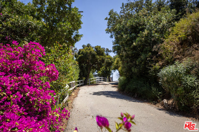 8207 Mulholland Drive, Los Angeles CA: https://media.crmls.org/mediaz/45048253-5d75-43b5-bb18-f1ee2c6777b7.jpg