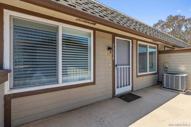 26258 Via Roble Ln,  CA: https://media.crmls.org/mediaz/45048b59-a20a-49c0-94cc-fbd19c72985b.jpg