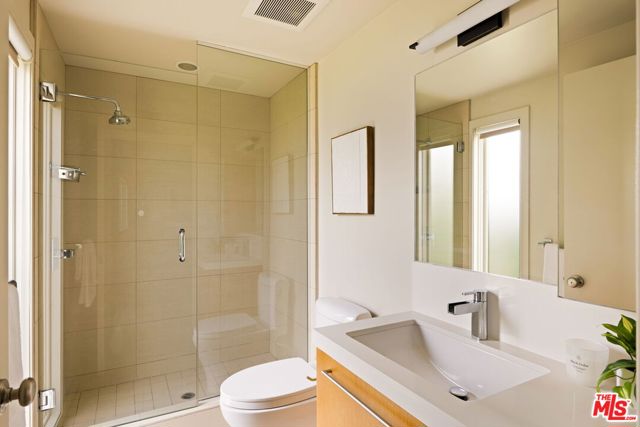 5284 Los Diegos Way, Los Angeles CA: https://media.crmls.org/mediaz/45051440-b3f2-4d45-88b6-90a93b64e551.jpg