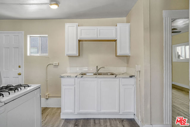 1060 E 6th Street, Long Beach CA: https://media.crmls.org/mediaz/45058548-4a36-4335-aefa-3d366228fd04.jpg