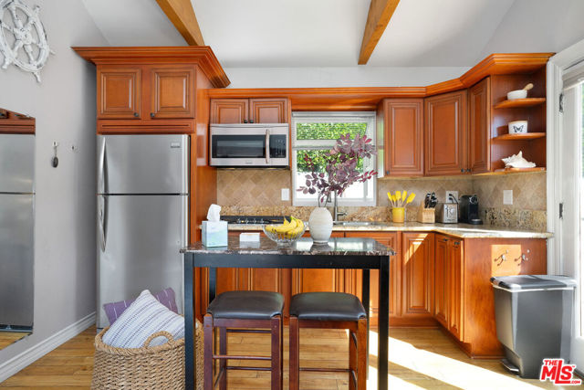 1116 Stanford Street, Santa Monica CA: https://media.crmls.org/mediaz/4506c63e-f7e4-40d9-b861-6bd8547685f8.jpg