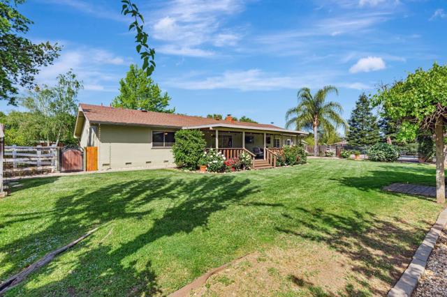 10495 Garcia Lane, Gilroy CA: https://media.crmls.org/mediaz/4507431c-1d3f-47c6-a8e3-3e4db9f8227d.jpg