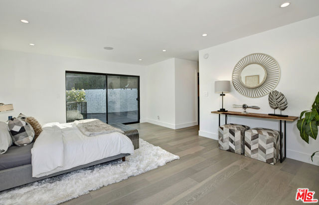 3712 Berry Drive, Studio City CA: https://media.crmls.org/mediaz/4507fd95-23dc-416c-957e-320c92558550.jpg