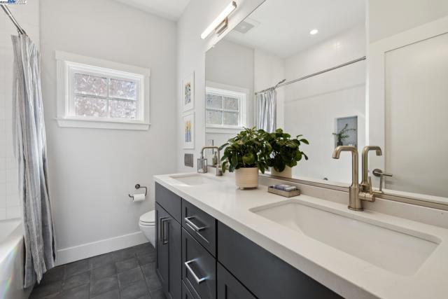 5472 KALES AVENUE, Oakland CA: https://media.crmls.org/mediaz/45080643-3f05-4053-8a05-189211c61bd7.jpg
