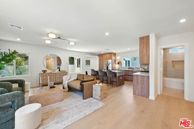 15727 Hartsook Street, Encino CA: https://media.crmls.org/mediaz/45084060-500b-4e1f-92f8-331923454e29.jpg