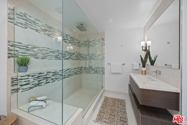 13065 Mindanao Way, Marina del Rey CA: https://media.crmls.org/mediaz/45085e64-93ed-4963-9f87-925f529f5c99.jpg