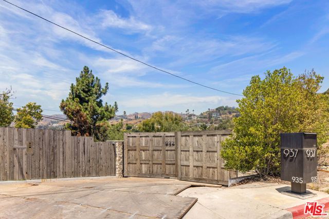 937 & 935 Las Lomas Avenue, Pacific Palisades CA: https://media.crmls.org/mediaz/450864ba-80f8-40dc-a35b-786bbe35274b.jpg