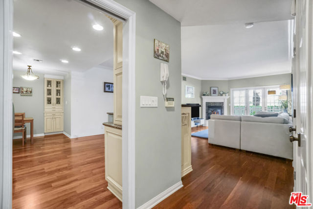 4401 Moorpark Way, Toluca Lake CA: https://media.crmls.org/mediaz/4508901e-2e47-44a8-9c78-b4604bc733b0.jpg