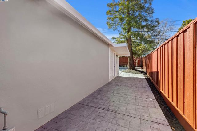 1692 Maryland St, Redwood City CA: https://media.crmls.org/mediaz/4508cac9-1ba7-40ef-9905-4bf598f2af5e.jpg